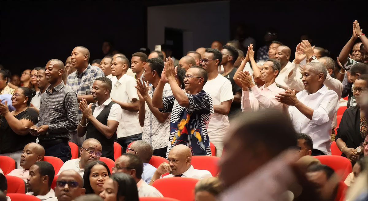 Madagascar-Cheering-Crowd-prem-rawat Madagascar-Cheering-Crowd-scaled-prem-rawat