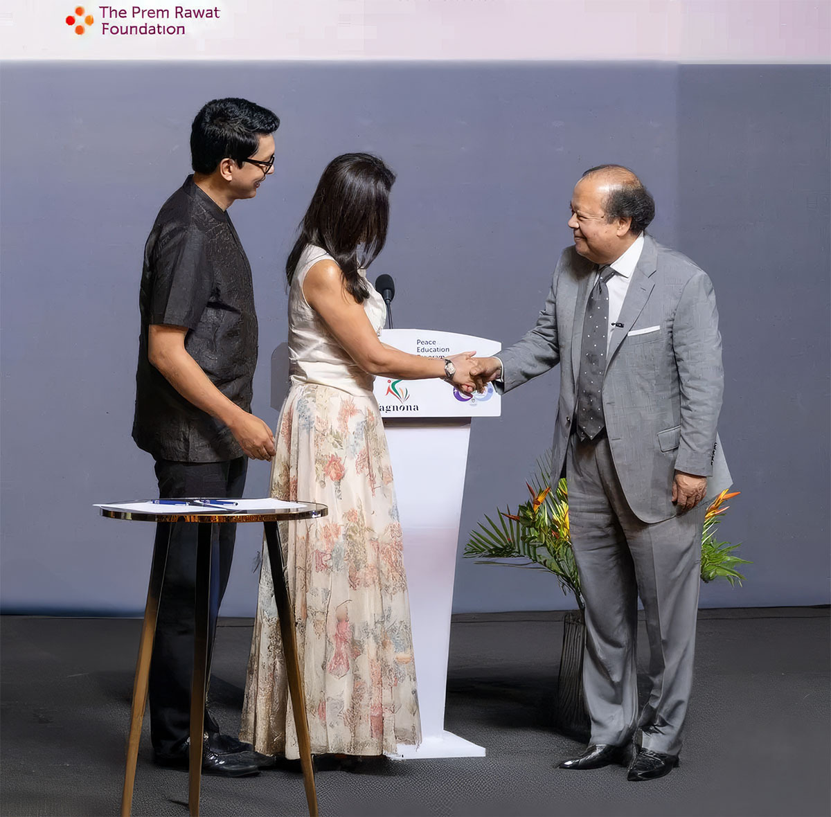 Madagascar-first-lady-handshake-1-prem-rawat