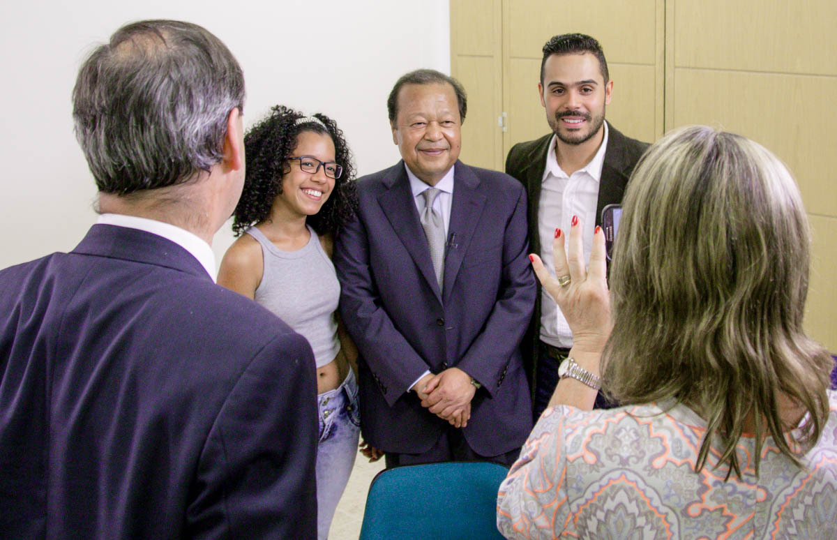 prem rawat talking people closely