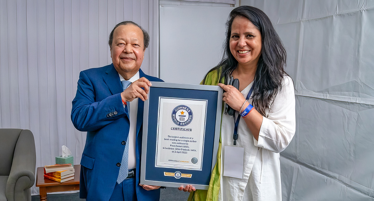 Tanuja Vashistha with Prem Rawat with Prem Rawat at the Guinness World Records event on April 2, 2023, in Lucknow, Uttar Pradesh, India.