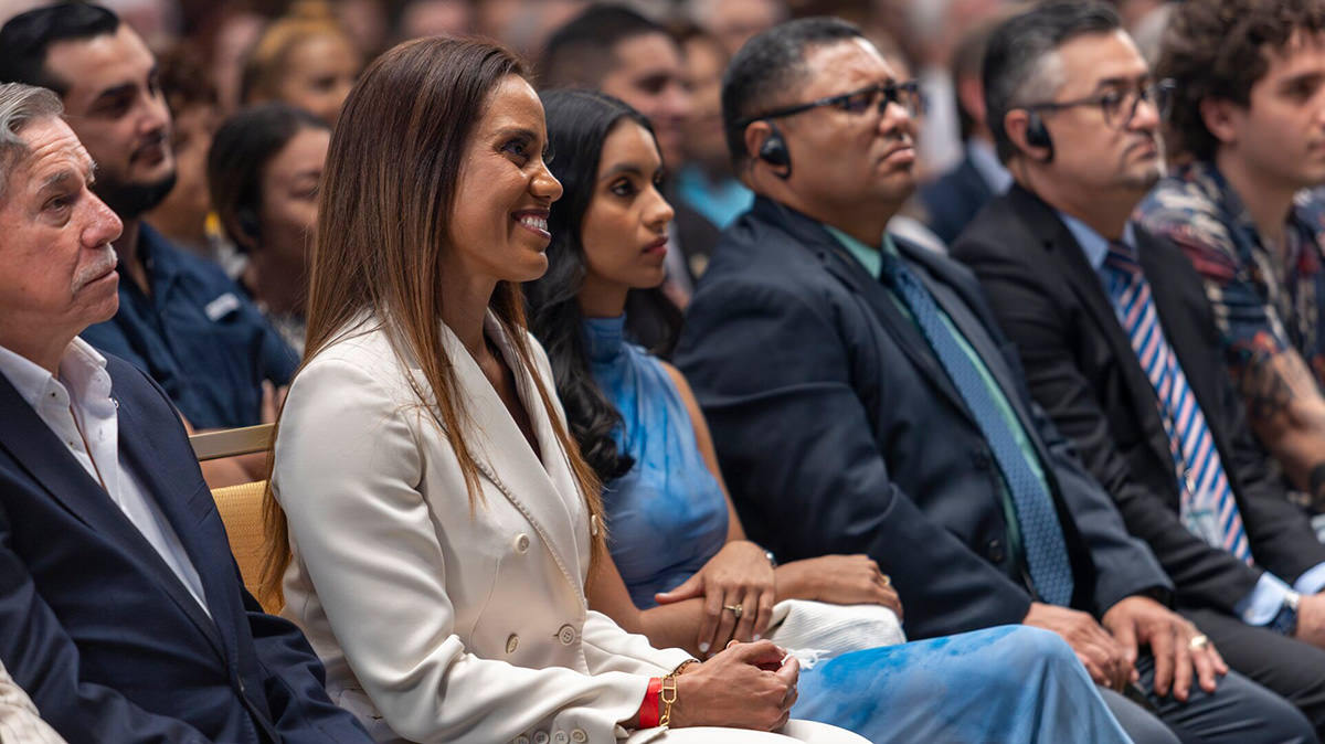 Audience at Costa Rica event listening to Prem Rawat speak
