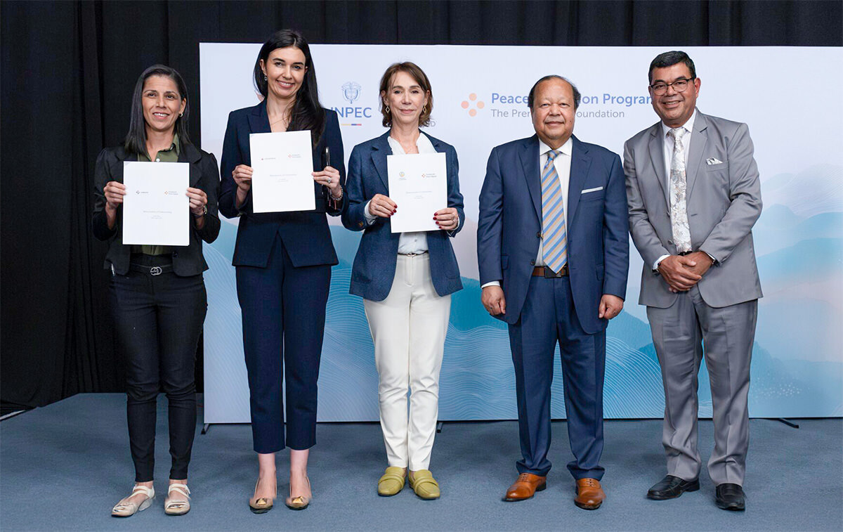 Prem Rawat all'evento in Costa Rica con rappresentanti di ONG e accordi firmati